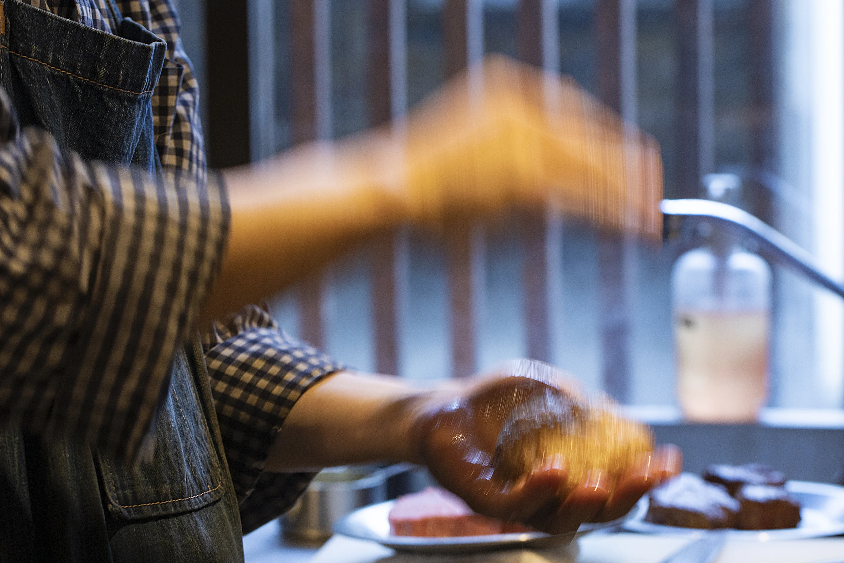 鉄板の上で仕上げる肉料理